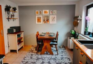 a kitchen with a table and chairs in a room at Anca's Haus in Schwanstetten
