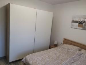 1 dormitorio con 1 cama y armario grande en Apartman Marie, en Čavle