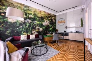 salon z dużym obrazem na ścianie w obiekcie Arts Apartments - Kraków Old Town w Krakowie +37 zdjęć