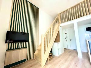een woonkamer met een trap en een flatscreen-tv bij Saint Leonard in Nantes