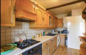 een keuken met houten kasten en een fornuis met oven bij Spacious Apartment in Vallauris for Art Lovers in Vallauris
