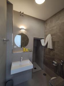Un baño con lavabo, ducha y espejo. en Room near the sea, en Marbella