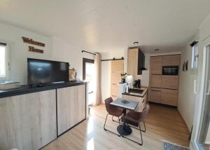 Kuchyňa alebo kuchynka v ubytovaní Studio climatisé cosy avec grande piscine chauffée
