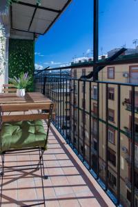 un balcón con mesa de madera y banco en un edificio en Da Don Antonio, en Nápoles