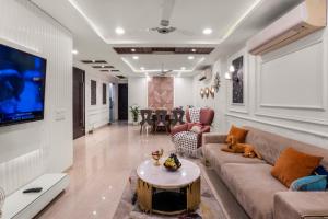 Χώρος καθιστικού στο Homlee-Pentagon 5 BHK luxurious-Lift-Parking-Saket
