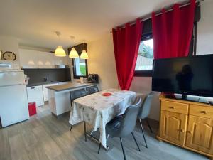 Kuchyňa alebo kuchynka v ubytovaní Studio 4 pers, coin montagne, terrasse, parking privatif, centre village, non fumeur - FR-1-437-100