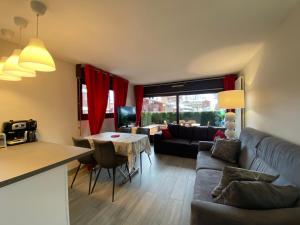 ein Wohnzimmer mit einem Sofa und einem Tisch in der Unterkunft Studio La Clusaz, 1 pièce, 4 personnes - FR-1-437-100 in La Clusaz