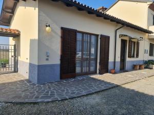 een wit huis met bruine deuren en een oprit bij Italian Experience-Casa Vittoria in Cava Manara