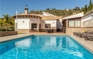 una piscina frente a una casa en Beautiful Home In Malaga With Kitchen, en Málaga