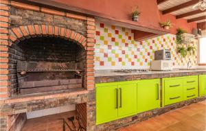 una cocina con horno de pizza en una pared de ladrillo en Beautiful Home In Malaga With Kitchen, en Málaga