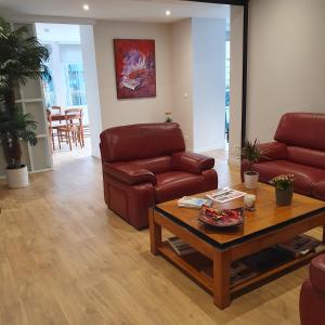 uma sala de estar com um sofá e uma mesa de centro em Logis Hotel La Closerie em La Baule