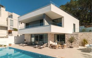 uma grande casa branca com piscina em Gorgeous Home In Splitska With Kitchen em Splitska