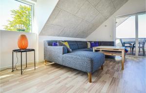 un soggiorno con divano blu e tavolo di Gorgeous Home In Ebeltoft With Kitchen a Ebeltoft