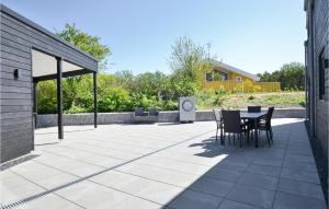 un patio con mesa y sillas. en Gorgeous Home In Ebeltoft With Kitchen, en Ebeltoft