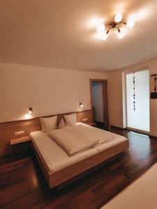 a bedroom with a bed and a ceiling fan at Ferienwohnung Wohlfühlen in Pfunds