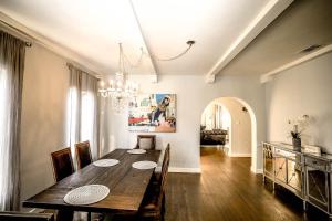 ロサンゼルスにあるGrand Spanish 3BD 2BA near West Hollywood and Beverly Hillsのダイニングルーム(木製テーブル、シャンデリア付)