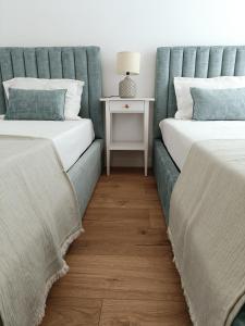 twee bedden naast elkaar in een kamer bij Villa Algarve in Alcantarilha
