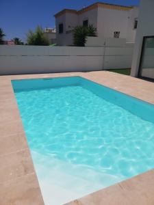 een groot blauw zwembad bovenop een huis bij Villa Algarve in Alcantarilha