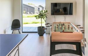 ハザスレウにある4 Bedroom Lovely Home In Haderslevのテーブルテーブルとチェス盤付きの部屋
