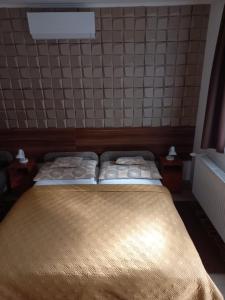 A bed or beds in a room at Boglárka Vendégház