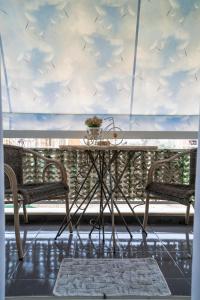 - Balcón con vistas, mesa y 2 sillas en Trap's house en Karystos