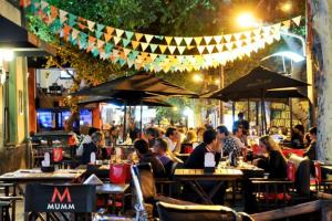 um grupo de pessoas sentadas num restaurante à noite em Loft de lujo en el corazón de Mendoza con Parking em Mendoza