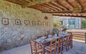 Restoran atau tempat makan lain di Lovely Home In Lugnano In Teverina With Jacuzzi