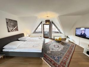 a bedroom with a bed and a flat screen tv at Altstadt-FeWo-Zentrum in Hameln