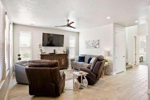 uma sala de estar com 2 sofás e uma ventoinha de tecto em Curtis Ladera home em Washington