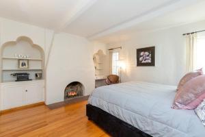 a bedroom with a bed and a fireplace at Renovated Spanish 3BD 2BA near Beverly Hills in Los Angeles