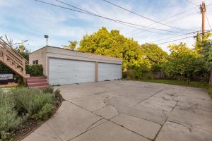 un estacionamiento con un garaje delante de una casa en Renovated Spanish 3BD 2BA near Beverly Hills, en Los Ángeles