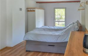 Bett in einem Zimmer mit Fenster in der Unterkunft 1 Bedroom Lovely Apartment In Smoldzino in Smołdzino