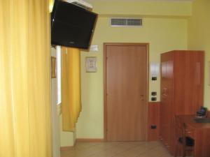 Televiisor ja/või meelelahutuskeskus majutusasutuses Albergo Hotel Giardino