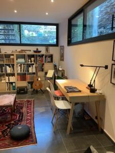 Zimmer mit einem Schreibtisch und einem Tisch mit einer Lampe in der Unterkunft Le Beau Repaire 1 à 3 chambres étage indépendant in Angers