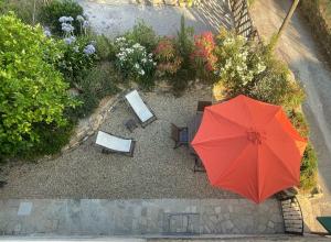 una vista aérea de un patio con una sombrilla roja en Ca' dei Merli - charming Italian village house, en Degna