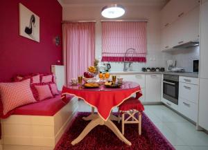 eine Küche mit einem Tisch, auf dem Essen steht in der Unterkunft Trap's house in Karystos