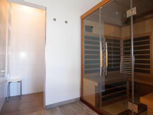 a shower in a room with a glass door at Komfortables Ferienhaus in Friedrichskoog-Spitze in Friedrichskoog-Spitz +47 photos