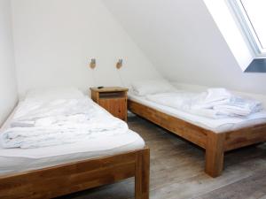 2 aparte bedden in een kamer met een raam bij Holiday home, Friedrichskoog-Spitze in Friedrichskoog-Spitz