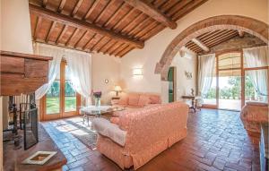 sala de estar con sofá y mesa en Casa Roseto en San Donato in Poggio