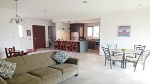 佩尼亚斯科港Moon House F4: Spacious 3-Bedroom Apartment in Downtown的客厅兼厨房，配有沙发和桌子。