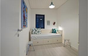 una piccola camera con letto e finestra di 5 Bedroom Nice Home In Rrvig a Rørvig