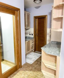 una cocina con armarios de madera y una puerta en Apartments & Rooms Brijest, en Plav