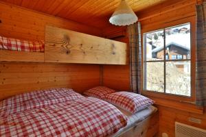 a bedroom with a bed in a log cabin at Am Bühl OG in Bettmeralp