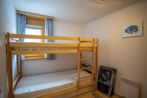 貝特默阿爾卑的住宿－Bettmerlodge，带窗户的客房内的两张双层床