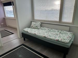 En eller flere senge i et værelse på Huoneisto Raahen keskustassa + 2 billeder