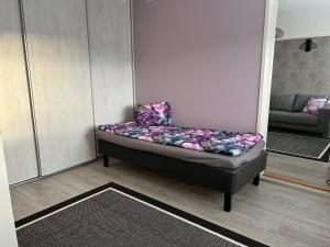 En eller flere senge i et værelse på Huoneisto Raahen keskustassa