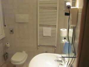 ein kleines Bad mit WC und Waschbecken in der Unterkunft Albergo Hotel Giardino in Desio
