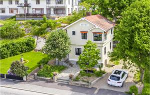 una vista aérea de una casa blanca con un coche aparcado delante en Amazing Home In Mrrum With Wifi en Mörrum
