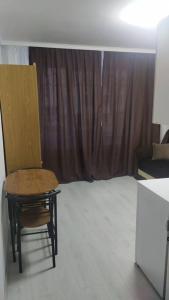 Zimmer mit einem Stuhl und einem Bett in einem Zimmer in der Unterkunft Квартира студия in Chişinău