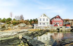 una casa con un estanque delante de ella en Stunning Home In Mosterhamn With Kitchen, en Mosterhamn